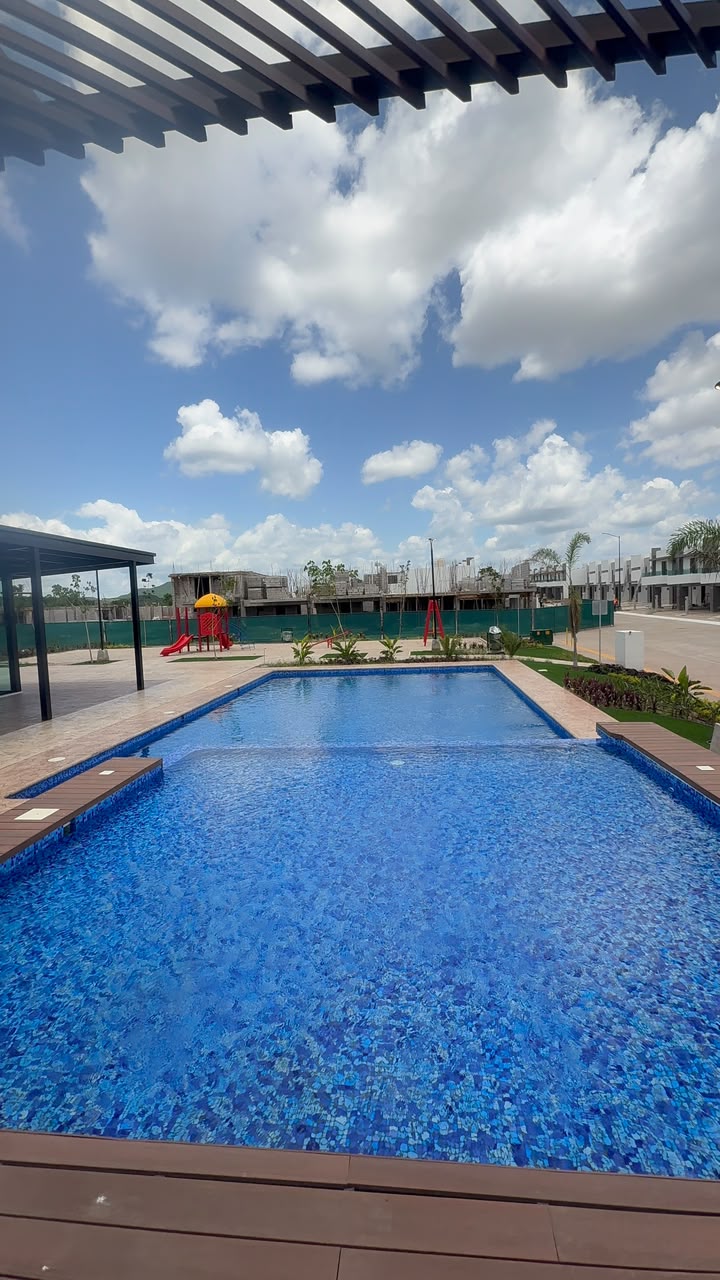 Alberca residencial con agua limpia atendida por Picmas